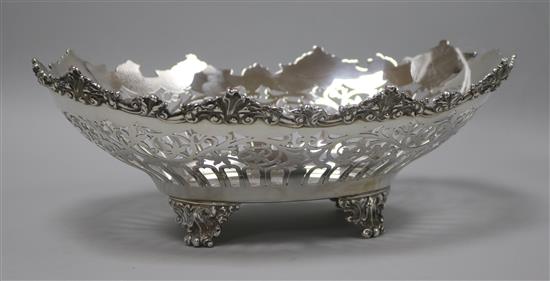 An Edwardian pierced silver oval fruit basket by Mappin & Webb, London, 1905, 17 oz.
